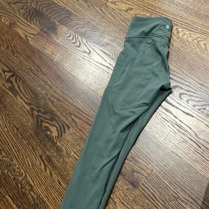 Lululemon wunder train cropped with pockets. Size 8